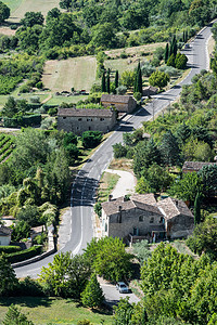 现代扭曲沥青道路跨普罗旺斯小村庄