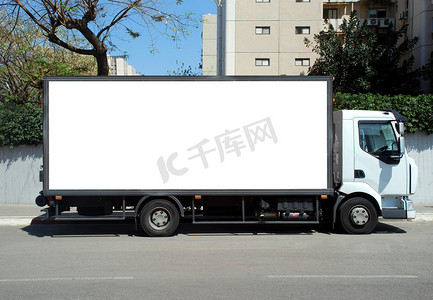 白色宣传海报摄影照片_白色卡车与空白面板