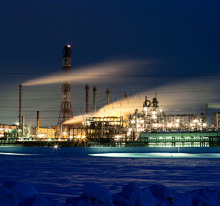 在晚上的炼油厂
