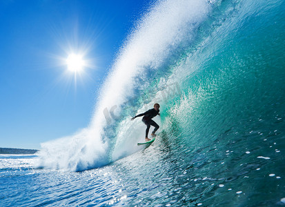 夏天蓝色的海洋波浪冲浪者