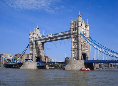 桥摄影照片_蓝天下的伦敦塔桥国外旅游摄影