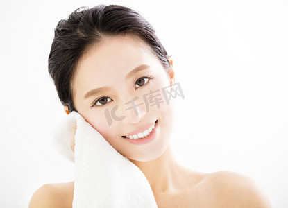 洗脸用毛巾的年轻女子