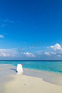 海滩摄影照片_夏天天空蓝天白云大海沙滩