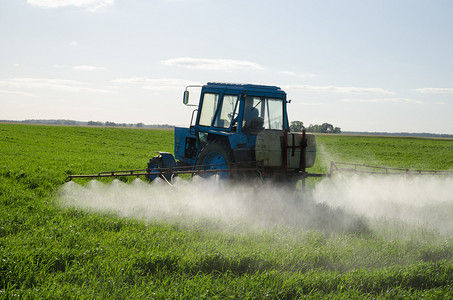 农业三农拖拉机施肥场农药和杀虫剂 