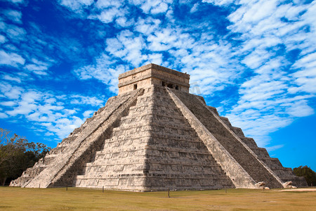 piramide摄影照片_在奇琴伊察，墨西哥玛雅金字塔