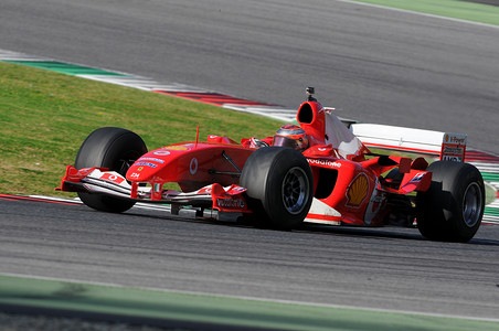 未知与法拉利 F1 跑进在意大利穆杰罗赛道