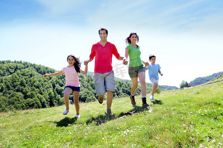 幸福的家庭享受和在山中一起运行