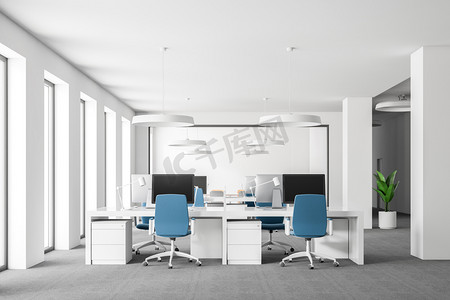 露天办公室内有白色的墙壁, 地板上的地毯, 阁楼的窗户和一排桌子, 上面放着蓝色的椅子。关闭3d 渲染模拟