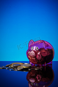 保存概念与马松罐, 硬币和存钱罐在蓝色背景.