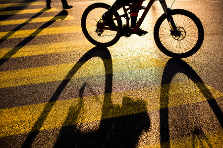 骑自行车的人，一个城市交叉口的自行车骑手，