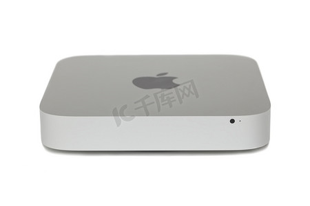 在白色背景上的 mac mini