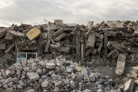 地震成因摄影照片_被毁建筑.被毁建筑的混凝土和金属碎片