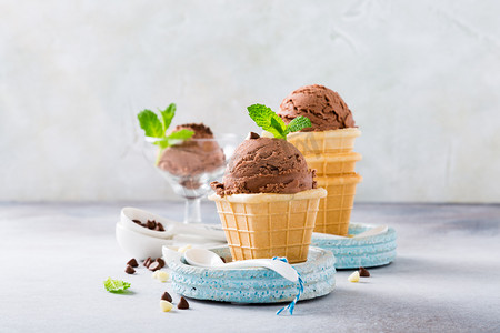 球冰淇淋摄影照片_巧克力冰淇淋华夫格杯