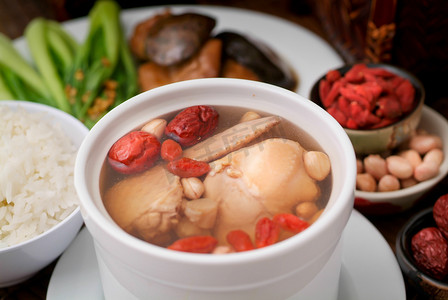香港赛马摄影照片_鸡和中药汤，中餐样式.