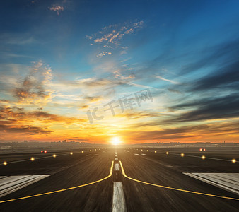 航空公司求职简历摄影照片_机场跑道在黄昏的夕阳光