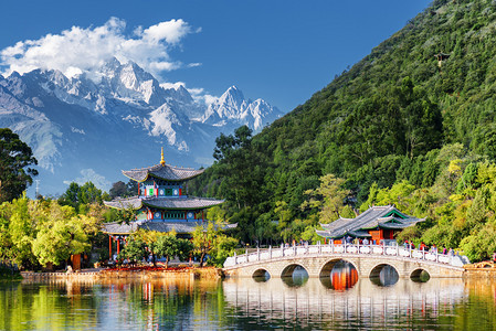 中国国旗纯白背景摄影照片_玉龙雪山的壮丽景色丽江中国