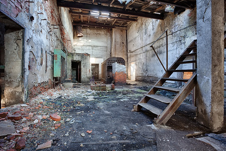废弃楼梯摄影照片_旧的、 废弃的和被遗忘的砖厂