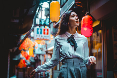 城市漫步摄影照片_美丽的日本女孩在东京漫步。关于青少年的概念