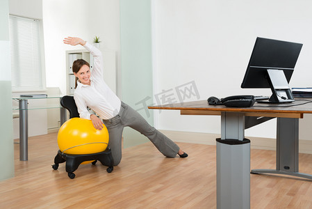 女商人在办公室做健身运动