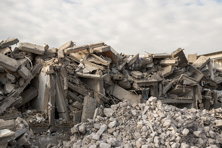 地震成因摄影照片_被毁建筑.被毁建筑的混凝土和金属碎片