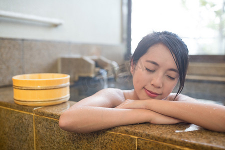 日本酒店摄影照片_女人享受温泉在日本温泉
