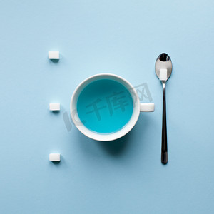 美术生摄影照片_蓝色的水，糖的多维数据集。艺术海报