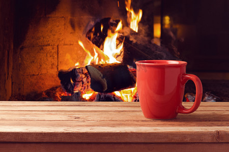 新年歌单海报摄影照片_在壁炉上方挂红色杯