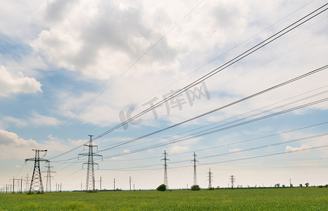 高压电线穿过绿地.通过农业地区的支助手段传输电力.