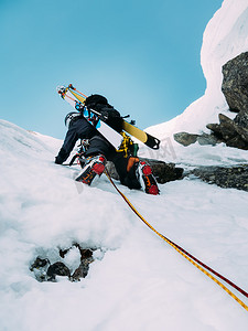 攀冰: 雪和岩石的杜里混合路线上的登山者