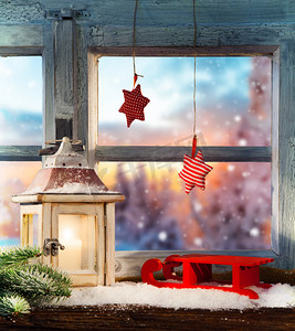 灯笼装饰摄影照片_atmosférica decoración de alféizar de la ventana de Navidad
