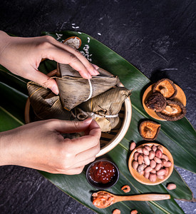 名菜摄影照片_宗子,热腾腾的热腾腾的蒸饭饺子在蒸锅里. 近点，复制空间，龙舟端武节的亚洲名菜