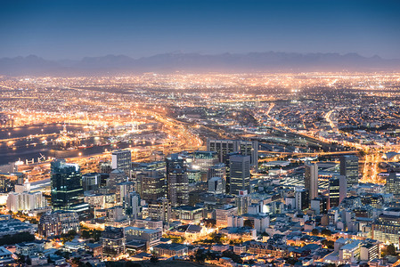 信号山摄影照片_从信号山开普敦期间蓝色小时-南非现代城市与壮观夜景全景日落之后的鸟瞰图