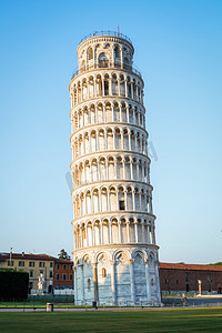 比萨斜塔（英语：Leaning Tower of Pisa），意大利比萨斜塔（英语：Leaning Tower of Pisa），意大利比萨斜塔（英语：Leaning Tower of Pisa），以其意想不到的倾斜和著名的意大利旅游目的地而闻名世界。它位于比萨大教堂附近.