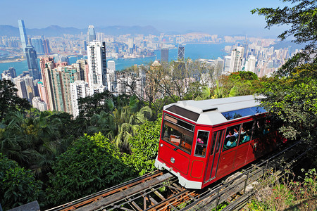 在高峰期，香港旅游电车