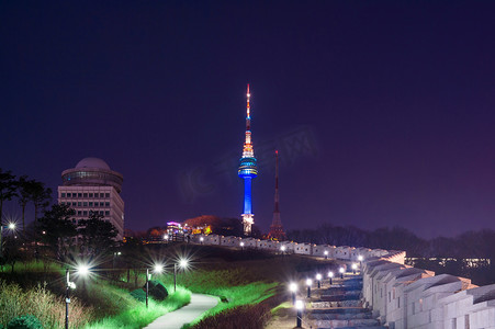 首尔塔，在韩国的南山塔.