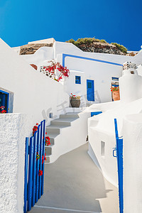桑托里尼摄影照片_希腊圣托里尼岛上的白色蓝色民族建筑.