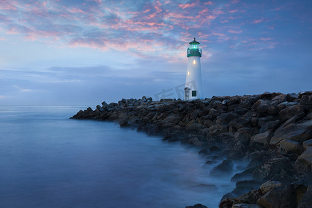 圣克鲁斯破波光（沃尔顿灯塔）在圣克鲁斯港在五颜六色的日出，太平洋海岸，加利福尼亚州，乌萨美丽的海景背景