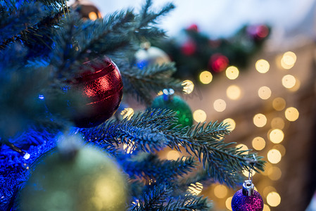美丽装饰圣诞树的选择性聚焦与闪亮的华而不实