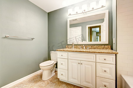 白色卫浴柜，带花岗岩的顶部