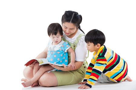 年轻女性有两个小的亚洲孩子读一本书