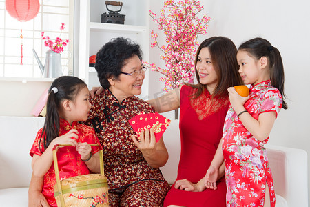 亚洲家庭庆祝农历新年在家里.