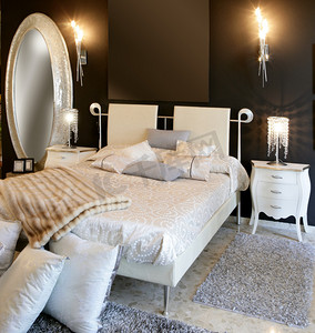 棕椰床垫摄影照片_卧室现代银椭圆形镜白色床