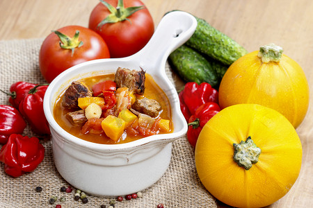 拍黄瓜摄影照片_顶视图的番茄汤配新鲜的蔬菜和肉