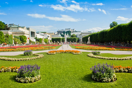 风景城市风景摄影照片_米拉贝尔花园与堡垒中的背景在萨尔茨堡，奥地利的萨尔斯堡要塞