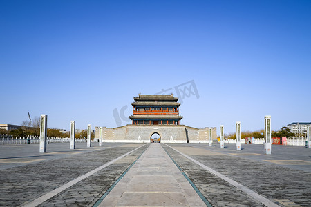 中国北京永定门。中文翻译塔顶上的牌匾:永远是通往和平的大门.城墙白刻文字的汉译：永远是通往和平的大门