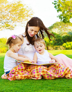 幸福的家庭户外阅读