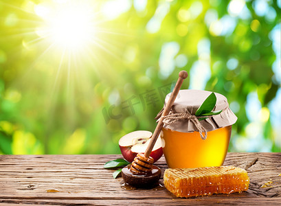 国产的摄影照片_玻璃可以充分的蜂蜜、 苹果和梳子.