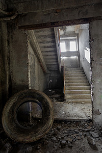 旧的被毁的混凝土, 石头楼梯在未完工的行政大楼的废墟内部的商务中心。废弃厂房内部的旧楼梯