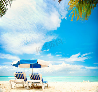 度假和旅游的概念。上天堂海滩日光浴床