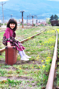 等候火车的小女孩